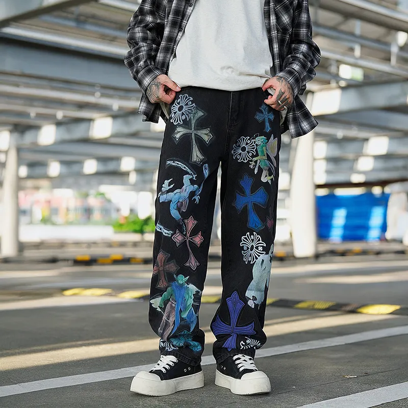 P300 💰 (top version) chrome hearts ss25 black elf print jeans. Styles with different wash textures, very friendly to people with thin legs and thick legs. The slightly flared version is very flattering to the leg shape. The moderate length will never go out of style. It can be matched easily and casually. It is the basis of various styles. It is a must-have in the wardrobe! The fabric is stiff but also makes the upper body soft without losing texture. The washing process is even more perfect. It is a must-have item for everyone! ! !  Color: black Size: 30-32-34-36 30 32 34 36 Waist circumference 80 85 90 95 Sitting circumference 105 110 115 120 Foot opening 46 47 48 49 External length 102 103 104 105